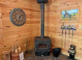 Romantic Chalet w/ Hot Tub close to Roan Mountain, ξενοδοχείο σε Roan Mountain