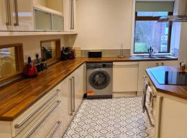Spacious Mytholmroyd Apartment with River Views, hotel v destinaci Mytholmroyd