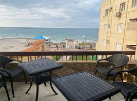 Maxeem Direct sea view Apartment super Lux 2 bed rooms Maamoura Beach شاليه سوبر لوكس مجموعه مكسيم شاطىء المعموره على البحرمع كارنيهات بوابه طول السنه و الشاطىء الخاص من اول مايو الى نهايه اكتوبر للعائلات, хотел, който приема домашни любимци, в Александрия