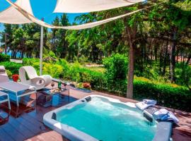 Lost Palms Jacuzzi & Pool Villa, hotel in Sani Beach