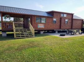 Water view Cabin near North Topsail Beach, hotel with parking in Sneads Ferry