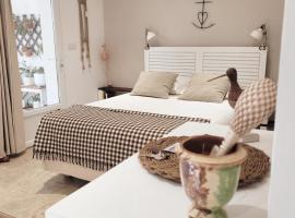La maison blanche Intra-Muros Free parking, hotel in Aigues-Mortes