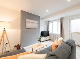 Spacious Modern 2BR - Parking - Workspace Area, Ideal for Contractors & Long Stays - NordStay