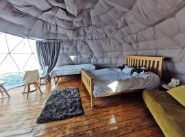 Dome with Hot Tub, Heated, Lincoln, Projector, Firepit, hotel in Lincoln
