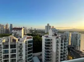 Habitación con baño privado en un piso 24 con todo lo necesario