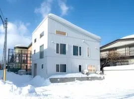 THE LUNA LOUNGE
