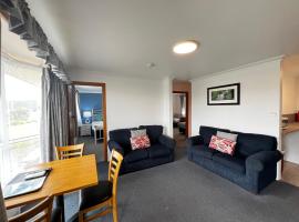 Regatta Point Tavern & Holiday Villas, hotel near Strahan Airport - SRN, 