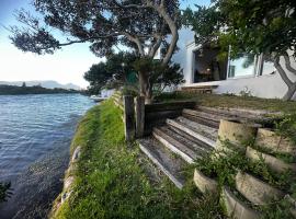 On the water’s edge - hot tub & fireplace., apartment in Cape Town