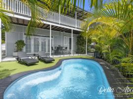 Bella Abode on Bribie - Loft with Pool: Bongaree şehrinde bir havuzlu otel