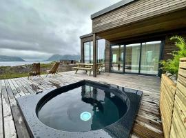 Designhytte med jacuzzi sentralt i Lofoten, cabaña o casa de campo en Kleppstad