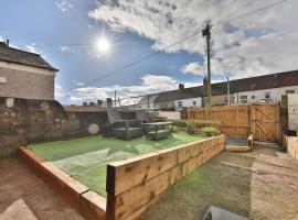 Beautiful 3 Bedroom Home Renovated Centrally Located in South Wales, vacation home in Caerphilly
