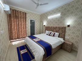 Welcome! Stunning flat available for your stay!, hotel familiar en Zirakpur