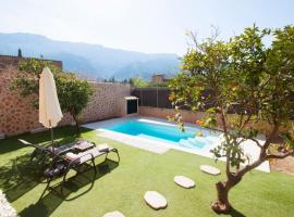 Ground floor with garden, swimming pool and private parking, hotel in Sóller