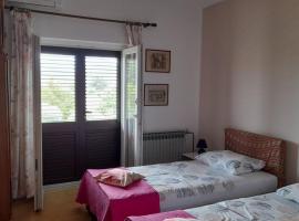 Family Apartment Tonko with King's Bed, хотел в Матули