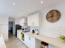 Central Stunning 3-Bed House - Free Parking