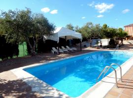 Villa María - Pista de Padel y Piscina, country house in Baena