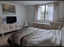 Belle chambre privée avec douche et toilette indépendantes dans une magnifique villa – hotel w mieście Andernos-les-Bains
