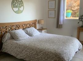 Chambre 2 dans un petit paradis, B&B in La Londe-les-Maures