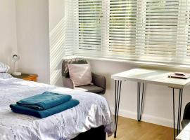 Self contained studio with own entrance & parking, hotel in Staines upon Thames