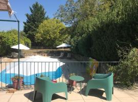 Petit mas en pays de l'Uzège, hotel com piscinas em Saint-Jean-de-Ceyrargues