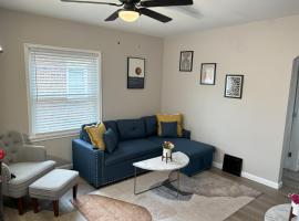 Cheerful & Warm Remodeled Cottage at Wilson Park, hotel with parking in Granite City