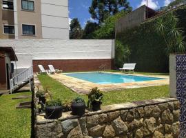 Espaço com piscina em Teresópolis., hotel en Teresópolis