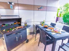 雨でも炭でBBQが出来る/プール付き!MAX12名/駐車2台可能!, hotel v mestu Shirahama