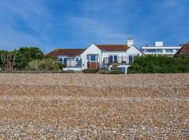 Cooden Beach Corner - awesome views!, hotell sihtkohas Bexhill