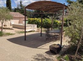 Location de vacances Luberon 2 personnes, отель в городе Сен-Сатюрнен-д'Апт