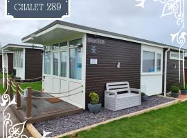 THE CHALETS 217 & 289, hotel con estacionamiento en Withernsea