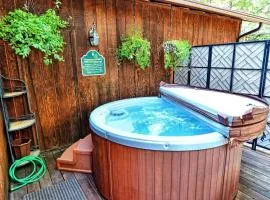 *Pinecone Hollow*Hot Tub & Game Room, Families