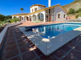 Beautiful villa with pool near Casarabonela, hotel in Casarabonela