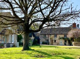 Luxury Cottage Dog friendly with Hot Tub, hotel a Fairford