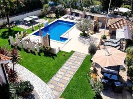 Apartments Engel with Pool, golfhotel i Kukci