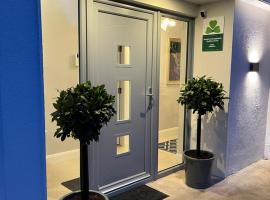 The Hillcrest, Luxury Accommodation in Castleblayney Town, hotel v destinaci Castleblayney