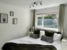 Stylish 3 Bed House Hitchin, cheap hotel in Hitchin