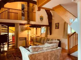 Unique 17c listed Barn in a Shropshire hamlet.