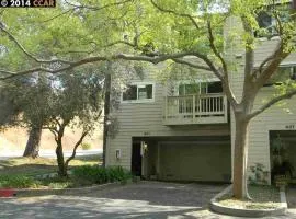 Lovely 3-Bedroom Townhouse with Pool