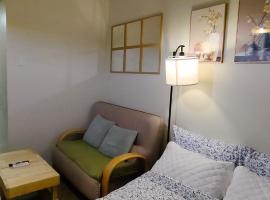Deluxe Studio near Nuvali, Enchanted Kingdom - Fast WiFi, 55" UHD TV with Netflix & Prime Video, Free Pool Access, hotel in Silang