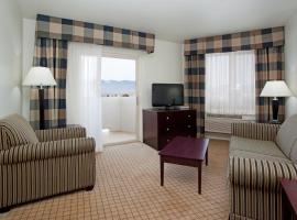 Holiday Inn Express & Suites Colorado Springs-Airport, an IHG Hotel, отель в Колорадо-Спрингс, рядом находится База ВВС "Петерсон"