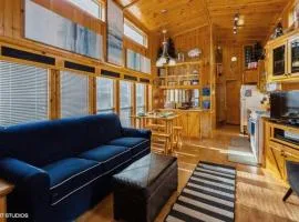 Knotty but Nice-sleeps 6-one minute to lake!