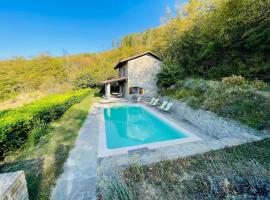 Amazing Stone Cottage in Langhe with view!, hotel en Gorzegno