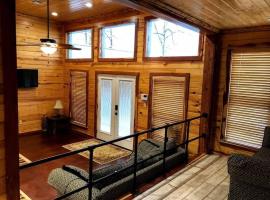 Bay Dreamer Custom Lakefront House, Boathouse and, hotel with parking in Alliance