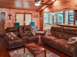 Cozy lakefront cabin with boat house and ramp on T, hotell Alliance’is