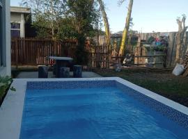 Matthew's Private Pool by Mia and Miguel's House, готель у місті General Trias