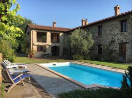 Villa Natura Piemonte with pool, khách sạn ở Castino