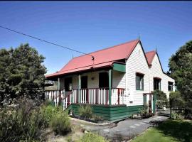 Relaxing & beautiful Miner's cottage near Wilson’s Prom, hôtel pour les familles à Foster