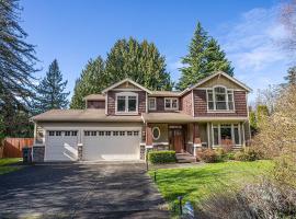 Kirkland's Expansive Custom-Built Family Haven Near Juanita、カークランドのホテル