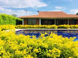 Disfrute cabaña cálida, con piscina y zonas verdes, hotel with parking in Viterbo