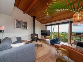 TJ's Tree House with Ocean Views, hotel in Cape Schanck